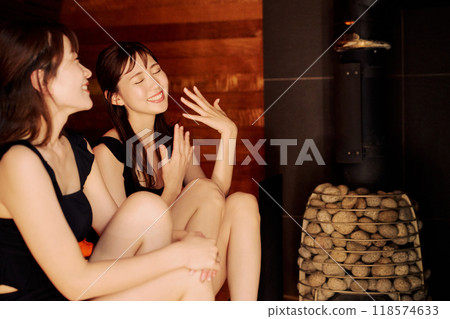 Woman entering the sauna 118574633