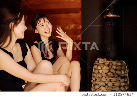 Woman entering the sauna 118574634