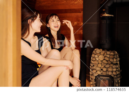 進入桑拿的女人 118574635