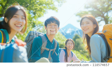 享受在山裡徒步旅行的年輕群體 118574657