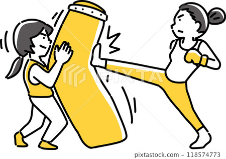 一個女人踢沙袋 118574773