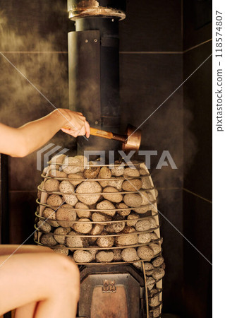 一個女人在桑拿房裡做撈湯 118574807