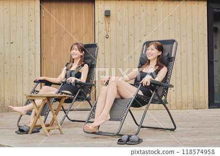 一個女人在戶外洗澡 118574958