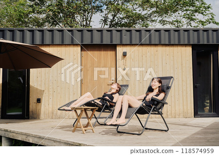 一個女人在戶外洗澡 118574959