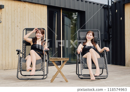 一個女人在戶外洗澡 118574963