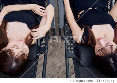一個女人在戶外洗澡 一個女人在戶外洗澡 118574974