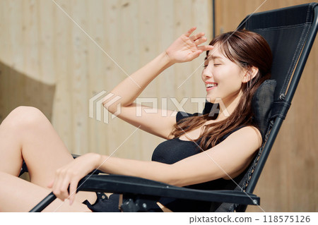 一個女人在戶外洗澡 118575126