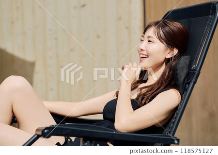 一個女人在戶外洗澡 118575127