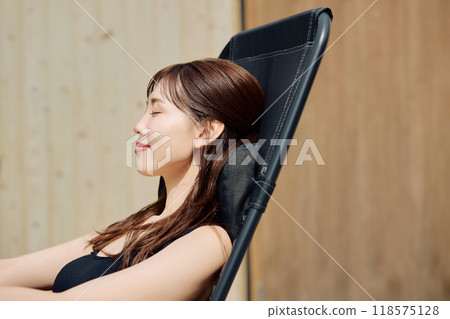 一個女人在戶外洗澡 118575128