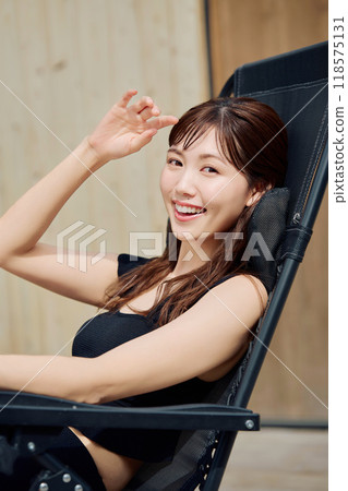 一個女人在戶外洗澡 118575131