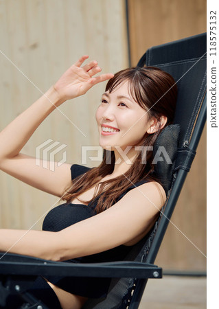 一個女人在戶外洗澡 118575132