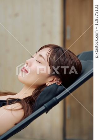 A woman taking an outdoor bath 118575133