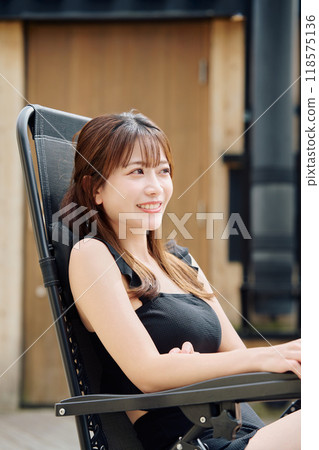 一個女人在戶外洗澡 118575136