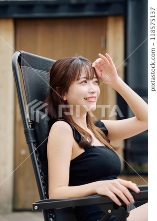 一個女人在戶外洗澡 一個女人在戶外洗澡 118575137