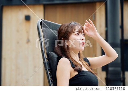A woman taking an outdoor bath 118575138