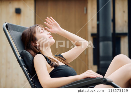 一個女人在戶外洗澡 118575139