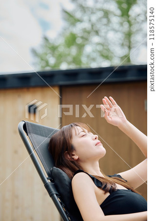 一個女人在戶外洗澡 118575140