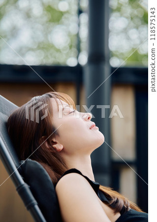 一個女人在戶外洗澡 118575143