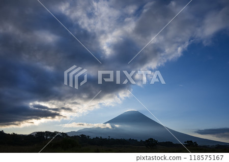 從朝霧高原看到的富士山被雲彩覆蓋 118575167