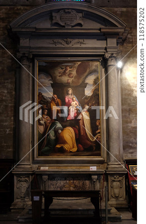 Altarpiece depicting Adoration of the Magi, work by Federico Zuccari in Cathedral of St. Martin in Lucca, Italy 118575202