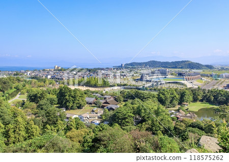 從彥根市彥根城的月見台(Tsukimidai)眺望琵琶湖和彥根市的街景 從彥根市彥根城的月見台(Tsukimidai)眺望琵琶湖和彥根市的街景 118575262