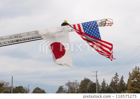 美國海軍梯車升起日本與美國國旗 118575275