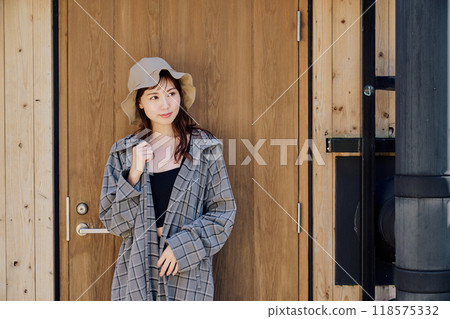 戴著桑拿帽和桑拿服的女人 118575332
