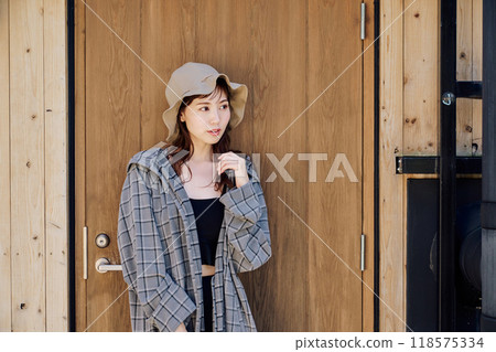 戴著桑拿帽和桑拿服的女人 118575334