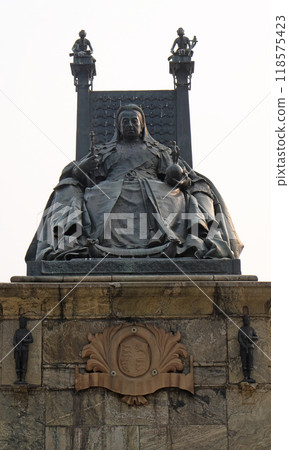 Statue of Queen Victoria in front of the Victoria Memorial  in Kolkata 118575423