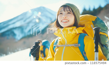 享受在雪山健行的年輕女子 享受在雪山健行的年輕女子 118575494
