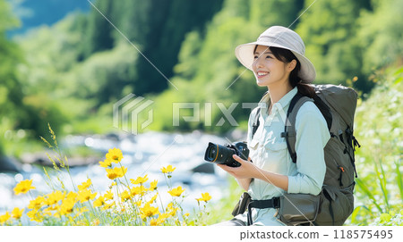 徒步旅行時在河邊拍照的年輕女子 118575495