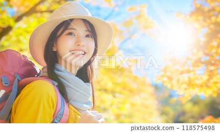 享受在秋山健行的年輕女子 118575498