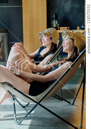 一個女人在戶外洗澡 118575552