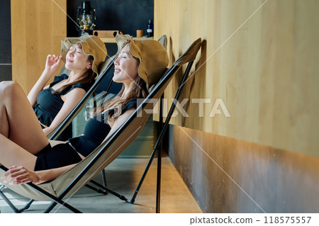 一個女人在戶外洗澡 118575557