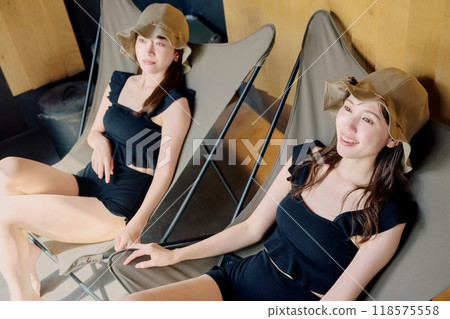 一個女人在戶外洗澡 118575558