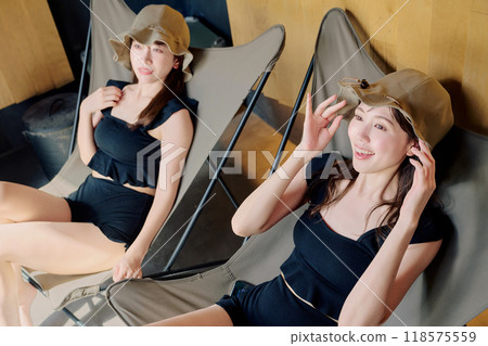 一個女人在戶外洗澡 118575559