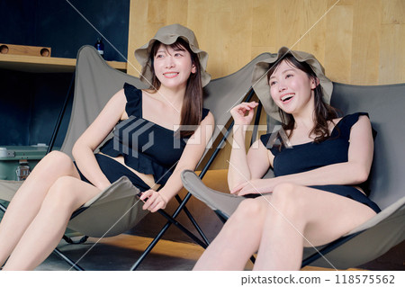 一個女人在戶外洗澡 一個女人在戶外洗澡 118575562