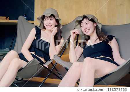 一個女人在戶外洗澡 一個女人在戶外洗澡 118575563