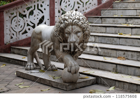 The lions guarding the entrance to the Sree Sree Chanua Probhu Temple in Kolkata, West Bengal, India 118575608