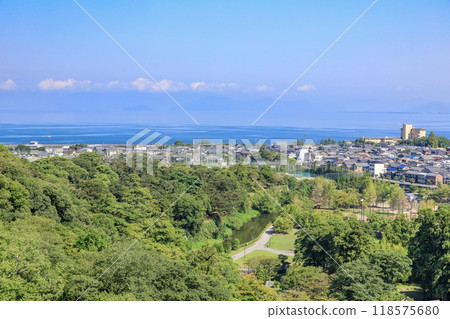 從彥根市彥根城的月見台（Tsukimidai）眺望琵琶湖和彥根市的街景 118575680
