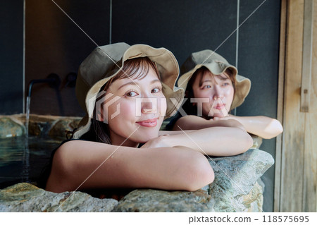 女性洗澡 118575695