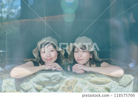 女性洗澡 118575700