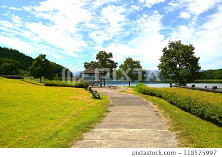 Lake Gosho in early autumn 118575997