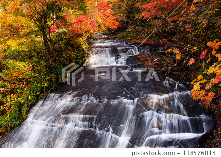 北海道惠庭市,紅葉染紅的拉馬內瀑布【10月】 北海道惠庭市,紅葉染紅的拉馬內瀑布【10月】 118576013