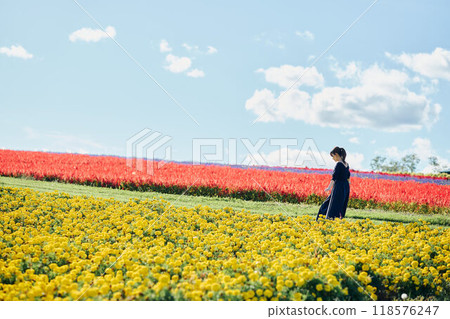 Woman standing in a flower field 118576247