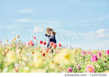 一個戴著帽子站在花田裡的女人 一個戴著帽子站在花田裡的女人 118576290