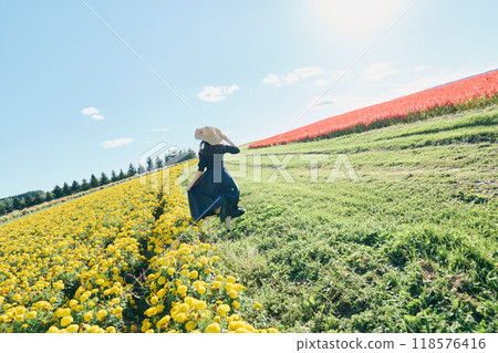 女人在花田裡奔跑 女人在花田裡奔跑 118576416
