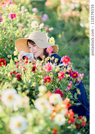 A woman shooting flowers 118576556