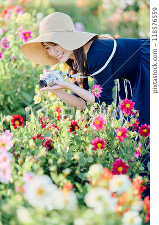 一個女人射擊花 118576559