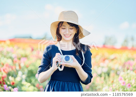 一個女人射擊花 118576569